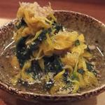 旬菜料理 山灯 - 「菊花のおひたし」：菊花がふわっとした甘さ、春菊がほろっとした苦味♪