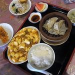 龍鳳飯店 - ランチメニュー。麻婆豆腐に蒸し餃子の点心。サラダバイキングで2品追加