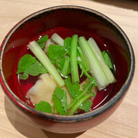 匠 進吾 - 鰹出汁にアオヤギとセリ