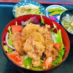 食堂 トンガリボウヤ - たっぷりサラダの唐揚げ丼