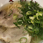 らーめんさかい - 黄金ラーメン　チャーシューとネギ量良し