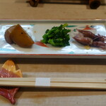 寿司蔵 - お通し（ホタルイカの酢味噌和え、菜花のお浸し、じゃがいもの煮物）