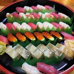 Sushi Kappou Hanamaru - 新鮮なネタを厳選してお造りしております。関西のバッテラ(鯖)も人気の逸品です。