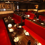 全席個室居酒屋 肉寿司食べ放題 肉ヤロー - テーブル個室は、あたたかみある明かりが上質な雰囲気を醸し、普段使いから接待シーンまで、どんなシーンにもマッチ。ご利用人数にあわせて仕切り方を変えて、皆様に会った空間をご用意させていただきます！