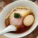 らぁ麺 はやし田 - 味玉醤油らぁ麺900円(税込)
            スープからは力強い鶏の脂の甘い香りが鼻腔を刺激します。
            細麺は程好い弾力があり、まろみのある醤油スープが絡んで美味しい♪
            チャーシューからは生姜を感じられます。