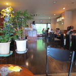 パピリオ - 広い店内