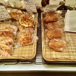 サニーサイド - 店内には種類豊富なパンが並んでいます