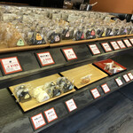 Onigiri no Momotaro Nishiura Ten - 一排排的飯糰