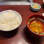 焼肉処 石原牛 - ご飯と一緒に添えられた汁椀は野菜スープでした。