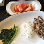 Yakiniku Pusan - 小皿とカクテキ
