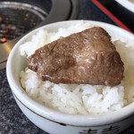 焼肉プサン - 少し炙るだけで食えます
我慢が出来ずのオンザライス
