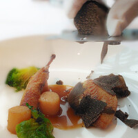 フィリップ・ミル 東京 - フランス産鶉のロティ、メークインのフォンダン、ヴォライユのブイヨンとトリュフと共に