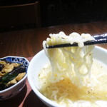 ajianchaini-zubarugyouzasakabakanou - 麺アップ