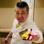 富小路 やま岸 - ◎いつも明るく笑顔が素敵な山岸大将。手には「由良産の雲丹の雲丹ドック」。