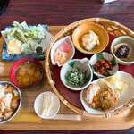 舟伏の里へ おんせぇよぉ～ - 舟伏の里﻿
            特製ランチ 1300円（税込）﻿
            まぜごはん、みそ汁、本日の主菜﻿
            田舎料理5品、お漬物﻿
            季節の天ぷら、デザート、お飲み物﻿