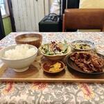 ちょい呑み食堂tutini - 一汁三菜日替り定食 780円
