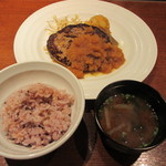 Yasaiya Teppanyakiyasai - 特製ハンバーグステーキ、おみそ汁、五穀米