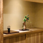 富小路 やま岸 - ☆季節感のある一輪挿し。山岸大将は茶道裏千家講師、華道嵯峨御流華範でもある。