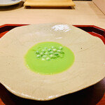 富小路 やま岸 - ☆グリンピースのすり流し。豆を一粒一粒丁寧に粒して、塩と出汁だけで作っている。とても優しい味わい。