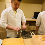 富小路 やま岸 - ☆献上もちを焼きながら、海苔を炙っていく。