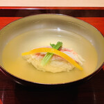 富小路 やま岸 - ☆越前かにの蟹しんじょうの碗物。柚子を添えて。
      ◎出汁の引き方は素晴らしい。美味い椀物である。
      