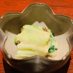 富小路 やま岸 - ◎うるいは京都産、わらびは奈良産、タラの芽は新潟産。春の香りがする和え物である。