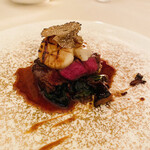 ラ ベデュータ - 神戸牛と赤ワインのソース、トリュフのせ。帆立の火入れが完璧です\(//∇//)\
