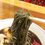 万葉の里　高岡 - 蕎麦！？と見間違えるような色合いの麺は昆布を練りこんであるので、こんな色になっているようです。中細ストレート麺。
            んー昆布を感じられない（笑）