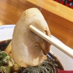 Manyounosato Takaoka - チャーシューは薄めのもの。スープに沈めておくとトロトロに柔らかくなるタイプです。