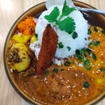 カレー&スパイス ハナコ - 牡蠣と山椒の麻辣カレーとお豆とお芋のきいろカレーのあいがけ 1200円、スパイシー半熟ゆで玉子 150円、揚げバナナ 100円、ライスちょい足し(無料)