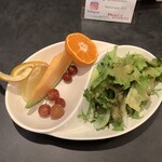 ベリーココ - 前菜 サラダとフルーツ