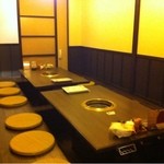 Midougen - 部屋は個室になっている。焼肉台1台4人掛けの部屋もあり。
