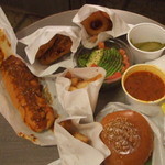 Reg-On Diner - ABCバーガー、チリビーンズドッグ、アボガドサラダ、フライドチキン、ミネストローネ、ポテト、オニオンリング、ピクルス