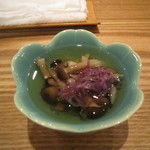 日本料理 仲志満 - 【お通し】しめじと菊のおひたし