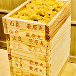 富小路 やま岸 - ◎ 素もぐり漁で獲る由良の「黒うに」は夏場の「赤うに」と
      同じ場所で獲れ、漁獲量が少ないため希少価値が高い。甘みもあり、コクと旨味が強い。