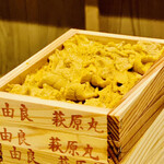 富小路 やま岸 - ◎ 由良の雲丹は鮮度の良さを知って貰うため、普通とは逆に腹を上にして箱に盛りつけるので「逆手のうに」と呼ばれる。