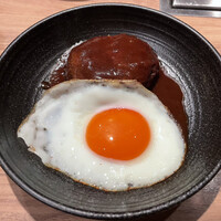 焼肉ホルモン 稲田 - 再度、目玉焼きと比較