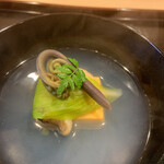 津の守坂 小柴 - お椀：鶏卵豆腐　蛤　こごみ 優しい出汁がこのみ。卵豆腐が美味しい。 これも春のお椀。