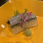 津の守坂 小柴 - お造り：かんぬき さよりより大きなサイズがかんぬき。高級魚です。 脂がのっていて、独特のプリっと食感がいい。ここから日本酒に。