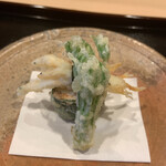 津の守坂 小柴 - 天ぷら：こしあぶら、白魚、筍と鱒 こしあぶらの天ぷら大好き。筍と鱒はミルフィーユになっていました。 食感が楽しい。手間がかかっています。衣がサクサク。