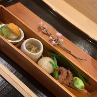 津の守坂 小柴 - 八寸：そら豆、いいだこ、手まり寿司、蕗の薹味噌？こごみなど。 春の息吹がつまった八寸いただきました。満足。