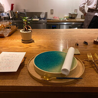 山地陽介 - 木のぬくもりが柔らかな広々としたカウンター♫