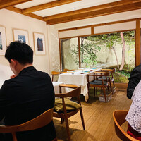 山地陽介 - こじんまりとした店内は夜とは思えないナチュラルな雰囲気♡