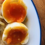 ちゃんぽん 一鶴 - 「日本一のこだわり玉子のゆで卵」は、割ると黄身の色が濃くとろとろの半熟