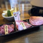 Yakiniku　ginshari　chokkyuuhorumon - メニューには「上カルビ」と「上ロース」しか記載されていなかったので、「牛タン」が添えられていてビックリ。 お食事中は気づかなかったのですけれど「お肉名を記載した肉札」に「この肉札は食べられません」との記載が。 これ召し上がる人、いるのかしら。(≧◇≦)