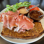 リボリータ エ サルメリア - パルマ産生ハムと自家製フォカッチャのパニーニ(週替)