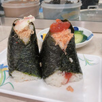 おにぎり ぼんご - 右 すじこ＋さけ610円
      左  ホッキサラダ＋焼きたらこ360円