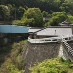 谷川米穀店 - 渓流沿いのお店です