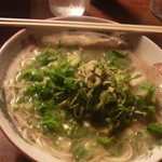 丸和前ラーメン - 夜のラーメン。見よ！このコショウの量。これ、デフォルトでこの量だからね。