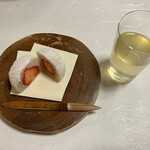 鰻はし本 - 冷茶と苺大福